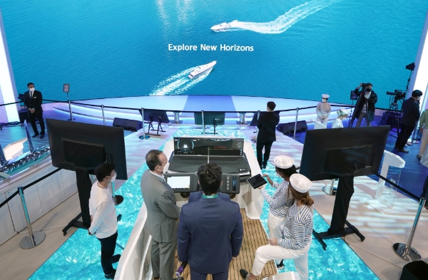 현대중공업그룹은 지난 1월 미국 라스베이거스에서 열린 세계 최대 전자·IT 전시회 ‘CES 2022’에 참가, 미래비전으로 ‘Future Builder’를 제시했다. 현대중공업그룹 부스에서 선박 자율운항기술을 체험하고 있는 관람객들의 모습.