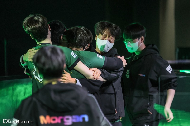 엄성현과 김태훈, 이승후 코치와 최우범 감독이 끌어안고 있다.