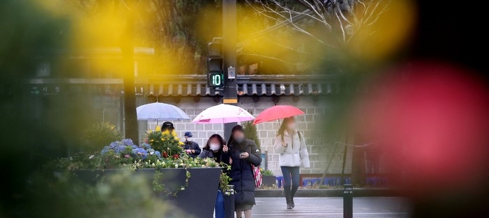 절기상 춘분을 이틀 앞두고 봄비가 내리는 지난 19일 서울 중구 서울광장 인근에서 시민들이 우산을 쓰고 발걸음을 옮기고 있다.