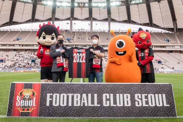 지난 19일(토) 서울월드컵경기장에서 열린 FC서울 홈 개막전에서 장윤석 티몬 대표이사(오른쪽)와 여은주 FC서울 대표이사가 업무협약을 체결하고 티몬 로고가 새겨진 유니폼을 들고 기념 촬영을 하고 있다.