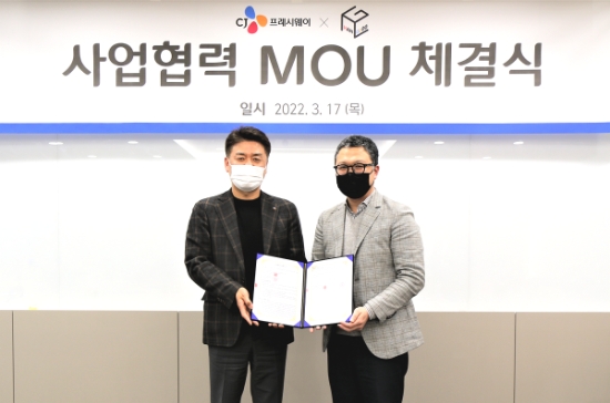 지난 17일, 서울시 마포구 상암동에 위치한 CJ프레시웨이 상암 사옥에서 강연중 전략사업본부장(왼쪽)와 박우종 한그루 대표이사(오른쪽)가 업무협약 체결 후 기념촬영을 하고 있다.