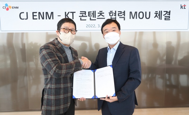 KT 그룹Transformation부문장 윤경림 사장(오른쪽)과 CJ ENM 강호성 대표가 콘텐츠 사업 협력을 위한 업무협약에 서명을 하고 있다./사진 제공 = KT