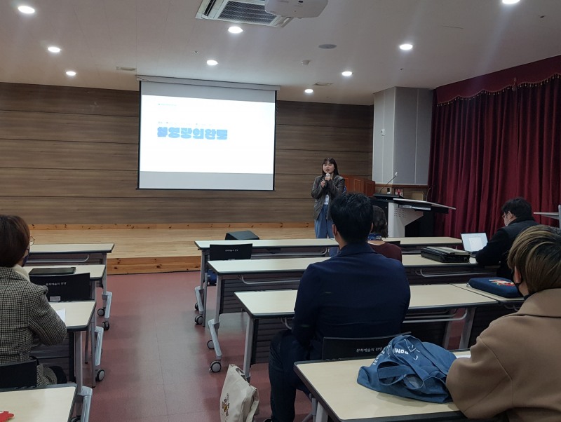 왕망진창 대표 김유솔이 청년문화기획자 양성교육때 발표하는 모습 (사진제공 = 완도군)