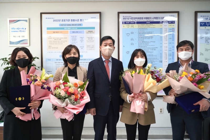 광주광역시는 ‘2021년도 부패방지시책 평가’ 우수기관에 남구와 (재)광주문화재단을 선정하고 21일 시상했다. (사진제공 = 광주광역시)