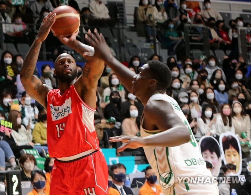 (고양=연합뉴스) 21일 경기도 고양체육관에서 열린 프로농구 고양 오리온-원주 DB 경기. 고양오리온 할로웨이가 슛을 성공시키고 있다.
