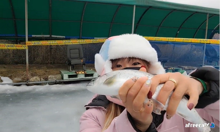 지난 1월 25일 경기 포천 백운계곡국민관광지에서 열린 동장군 나드리 축제 송어 낚시 대회에 참여한 BJ 루리의 모습.