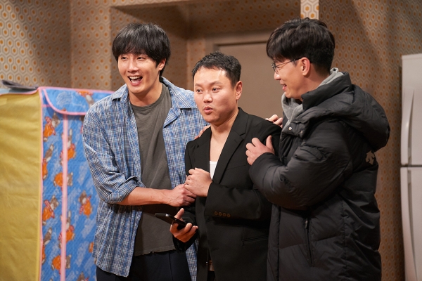맨 왼쪽이 호스트 정일우.