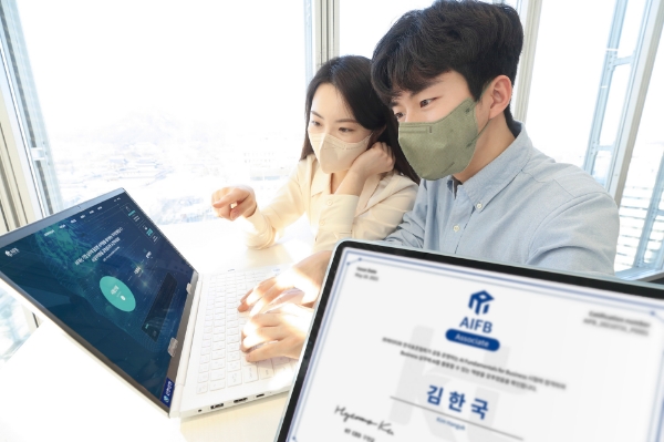 KT 직원들이 AIFB를 소개하고 있는 모습