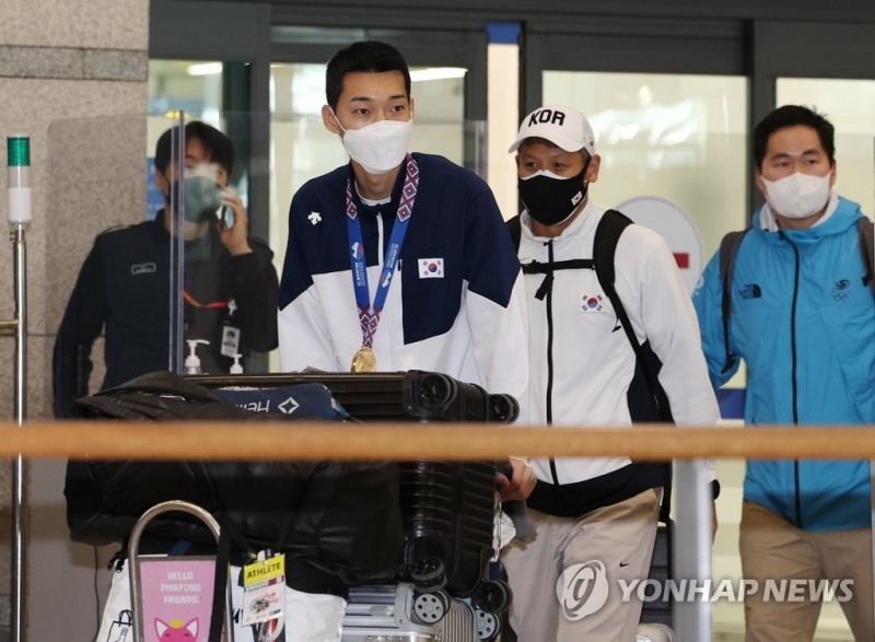 (영종도=연합뉴스) 세르비아 베오그라드에서 열린 2022 세계실내육상선수권대회 남자 높이뛰기 결선에서 2m34를 뛰어 우승한 '스마일 점퍼' 우상혁이 22일 영종도 인천국제공항 제1여객터미널을 통해 귀국하고 있다.