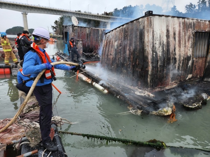 해양 양식장 화재 진압 모습 (사진제공 = 완도해양경찰서)