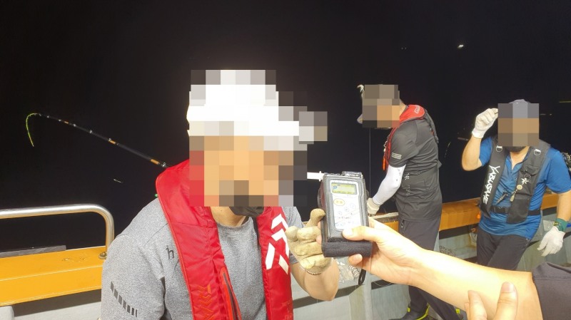 여수해경이 다중이용선박 이용객 음주단속을 하고있다. (사진제공 = 여수해양경찰서)