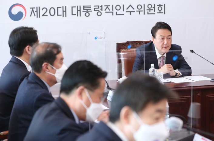 윤석열 대통령 당선인이 22일 오전 서울 종로구 통의동 인수위에서 열린 간사단회의에서 발언을 하고 있다.