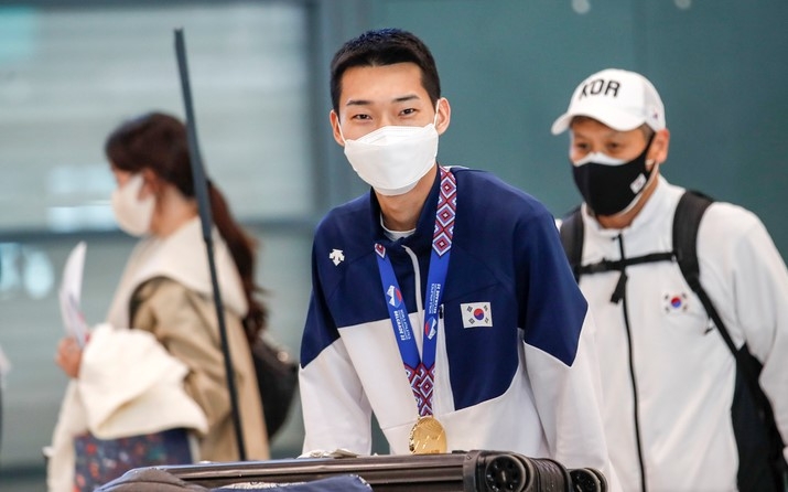 세르비아 베오그라드의 스타크 아레나에서 열린 2022 세계실내육상선수권대회 남자 높이뛰기에서 금메달을 차지한 우상혁이 22일 인천국제공항 1터미널을 통해 귀국하고 있다.