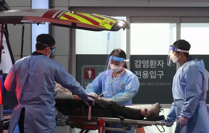 22일 오후 6시까지 전국에서 34만여 명의 확진자가 나오며 국내 누적 확진자가 1000만 명을 넘어섰다. 22일 오후 서울 중랑구 서울의료원 응급의료센터에서 의료진이 환자를 이송하고 있다.