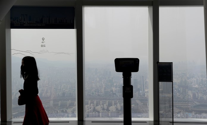 지난 10일 오후 서울 시내가 뿌옇게 보이고 있다.