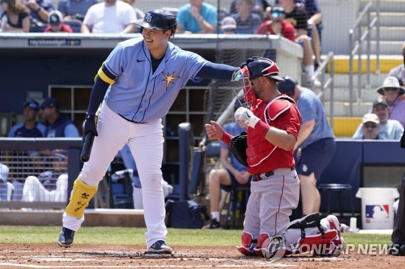 (포트 살럿 AP=연합뉴스) 탬파베이 레이스 한국인 타자 최지만이 23일(한국시간) 미국 플로리다주 포트 샬럿의 샬럿스포츠파크에서 열린 보스턴 레드삭스와의 시범경기, 1회 첫 타석에서 보스턴 포수 케빈 플러웨키의 머리를 만지며 장난치고 있다.