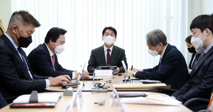 안철수 인수위원장이 21일 서울 통의동 인수위 회의실에서 열린 코로나19비상대응특별위원회 제1차 회의에서 발언하고 있다.