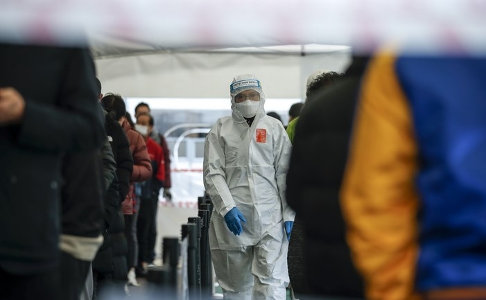 국내 코로나19 누적 확진자가 1000만명을 넘어선 23일 오전 서울 송파구 보건소에 설치된 선별진료소를 찾은 시민들이 검사를 받기 위해 줄 서 있다.