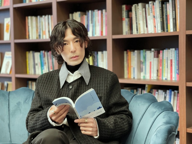 시집 ‘돌, 눈 그리고 시’의 백승진 시인 / 사진=Courtesy of poet