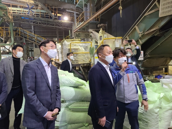 농협중앙회 박태선 신임 조합감사위원장(오른쪽에서 두번째)이 22일 경기 양주축산농협 종합감사 현장을 방문하여 의견을 청취한 후 배합사료공장 운영 상황을 살펴보고 있다.