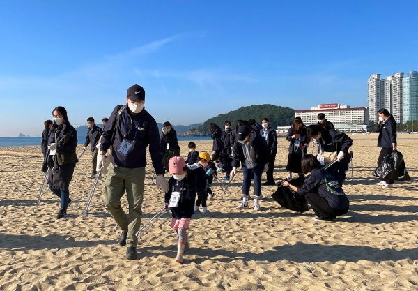 2021년 씨라이프 부산 아쿠아리움 바다정화 활동중인 연간회원 고객들.
