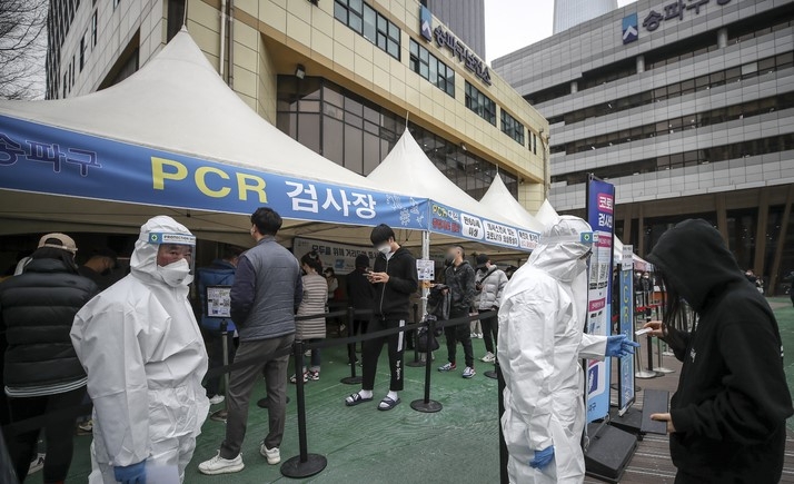 국내 코로나19 누적 확진자가 1000만명을 넘어선 지난 23일 오전 서울 송파구 보건소에 설치된 선별진료소를 찾은 시민들이 검사를 받기 위해 줄 서 있다.