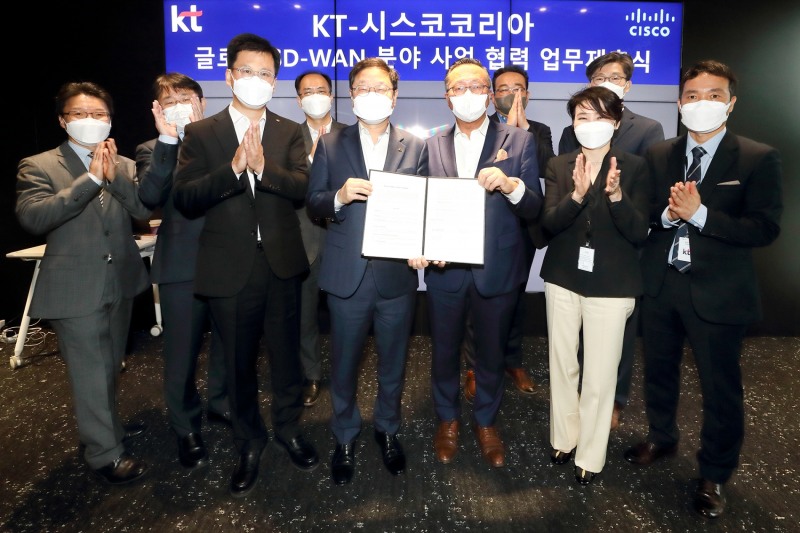 24일 오전 서울 송파구 KT 송파빌딩에서 진행된 업무제휴식에서 KT 신수정 Enterprise부문장(첫 줄 왼쪽 두 번째)과 시스코코리아 조범구 대표(첫 줄 왼쪽 세 번째)가 MOU 체결 후 관계자들과 기념 사진 촬영을 하고 있다./사진 제공 = KT