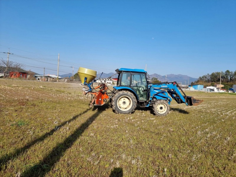 해남군 북평면에서 토양개량제 살포하는 모습 (사진제공 = 해남군)