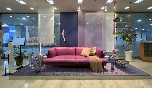 사진=자코모 직영점에 전시된“라벤더 3.5인 떼르소 가죽소파 (라벤더컬러)