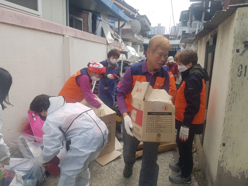 저소득 홀몸 어르신 세대의 주거환경 개선을 위한 청소 봉사활동 모습 (사진제공 = 군산시)