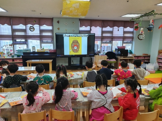 풀무원 뮤지엄김치간 '랜선, 어린이 김치학교'에 참여한 어린이들이 비대면으로 한국의 김장 문화를 배우고 있다.