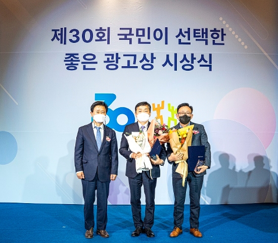 지난 24일 서울 여의도 FKI 컨퍼런스센터에서 열린 ‘제30회 국민이 선택한 좋은 광고상’ 시상식에서 신한은행 브랜드홍보본부 김광재 본부장(가운데), 한국광고주협회 최선목 회장(왼쪽), 제일기획 조동률 상무와 대상 수상 후 기념 촬영하는 모습