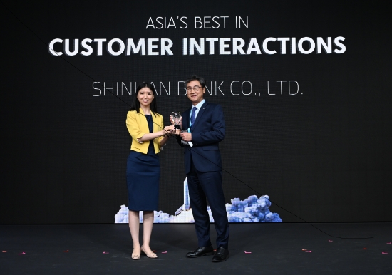 지난 23일 싱가폴 마리나베이샌즈에서 열린 IDC FIIA 2022 시상식에서 신한은행 싱가폴지점 정도영 지점장(오른쪽)이 고객경험부문 아시아베스트상 수상 후 기념촬영하는 모습