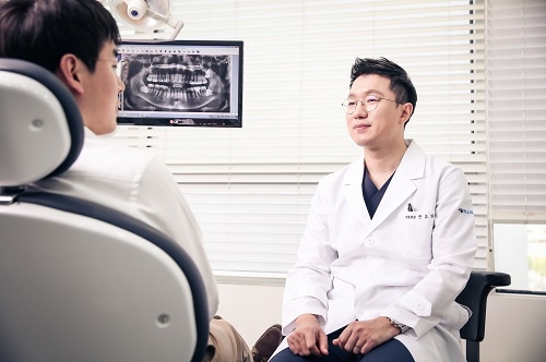 심각한 충치로 인한 치조골 손상, 임플란트 도움