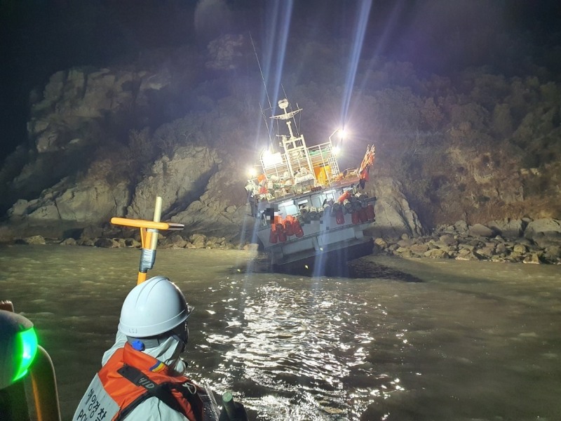 목포해경이 좌초된 선박의 구조를 위해 접근하고 있다. (사진제공 = 목포해양경찰서)