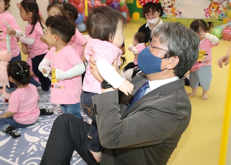 정읍시는 출산과 양육의 부담은 줄이고 가정의 행복은 높이기 위해 셋째아 이상 출산가정에 25만원 상당의 육아용품 지원사업을 추진하고 있다. (사진제공 = 정읍시)