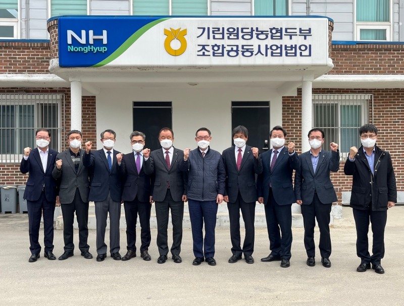 (사진 왼쪽부터) 농협식품 이석희 대표, 기린원당농협두부조공법인 유병일 대표, 기린농협 이윤춘 조합장, 김용욱 강원지역본부장, 신북농협 김재호 조합장, 농협경제지주 우성태 농업경제대표, 인제농협 박주호 조합장, 원당농협 강효희 조합장, 농협경제지주 최선식 도매유통본부장, 정승일 경제기획부장/사진 제공 = 농협경제지주