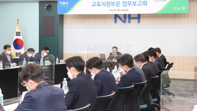 이재식 농협중앙회 신임 부회장이 25일 서울 중구 본관에서 개최된 업무보고회에서 사업추진 현황을 점검하고 있다./사진 제공 = 농협중앙회