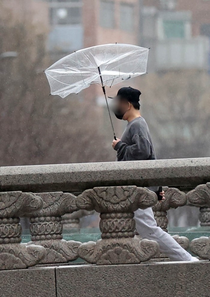 촉촉한 봄비가 내리고 있는 지난 14일 오후 서울 종로구 청계천 인근 거리에서 시민들이 우산을 쓰고 지나가고 있다.
