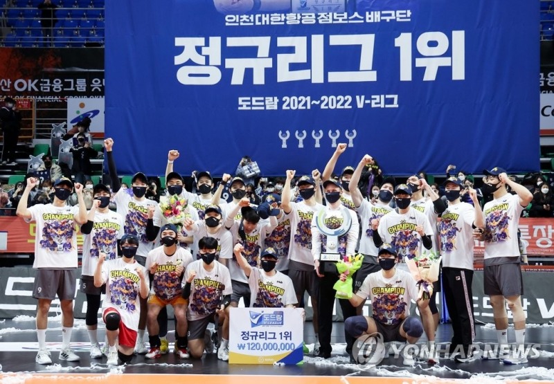 (안산=연합뉴스) 25일 경기도 안산상록수체육관에서 열린 프로배구 V리그 남자부 OK금융그룹 읏맨과 대한항공 점보스의 경기에서 세트스코어 3대0으로 승리하며 정규리그 우승을 차지한 대한항공 선수와 토미 틸리카이넨 감독 등이 기념촬영을 하고 있다.