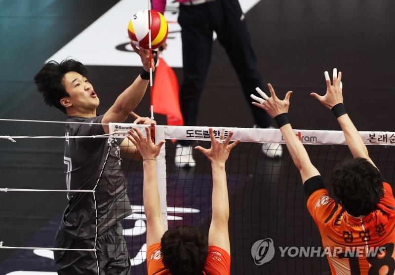 (안산=연합뉴스) 25일 경기도 안산상록수체육관에서 열린 프로배구 V리그 남자부 OK금융그룹 읏맨과 대한항공 점보스의 경기. 대한항공 임동혁이 공격을 하고 있다.