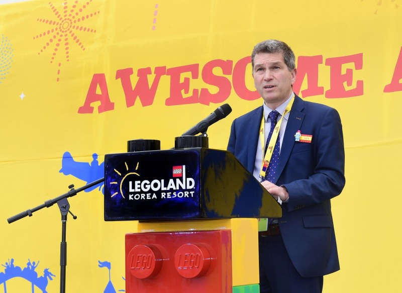 준공 기념식에서 환영사를 하는 멀린 엔터테인먼트 닉 바니 대표