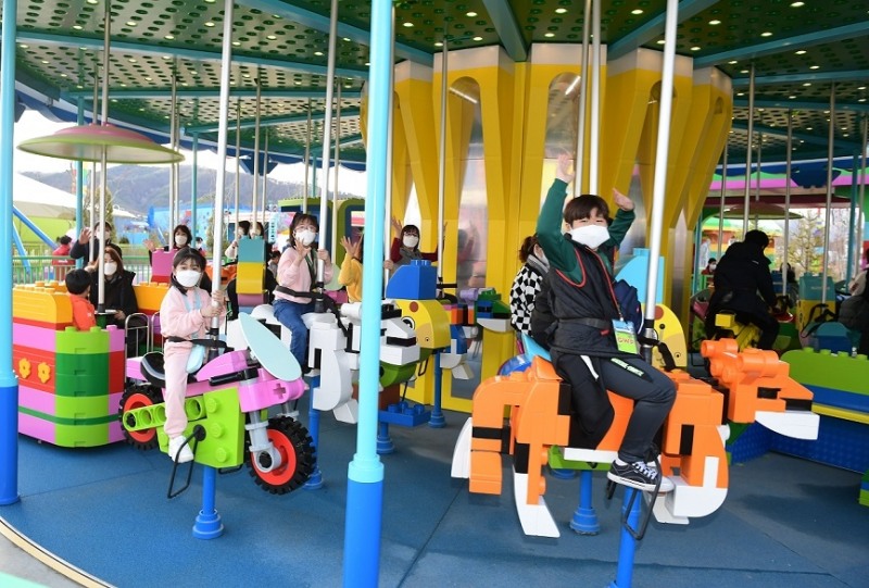 현장 투어에서 놀이기구를 직접 체험하고 있는 지역 어린이와 주민들