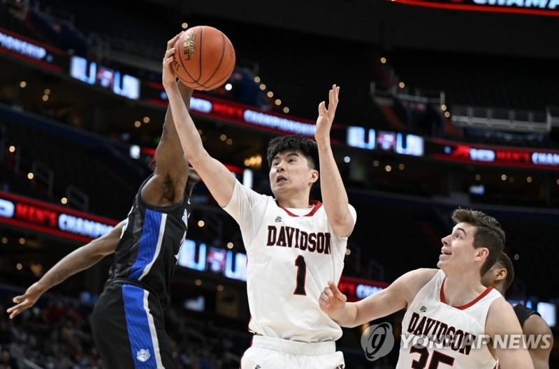 이현중(가운데)