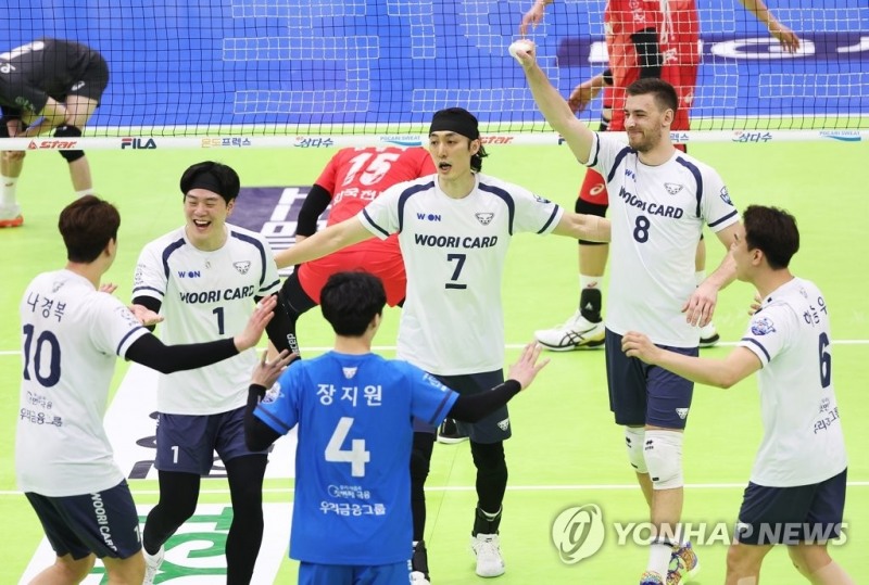 (수원=연합뉴스) 27일 경기도 수원실내체육관에서 열린 프로배구 V리그 남자부 한국전력 빅스톰과 우리카드 우리WON의 경기. 득점에 성공한 우리카드 선수들이 기뻐하고 있다.