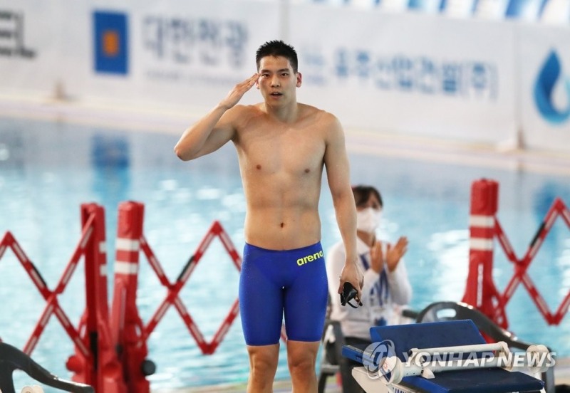 (김천=연합뉴스) 한국 '배영 최강' 이주호(27·국군체육부대)가 남자 배영 100m 한국 기록을 또 갈아치웠다. 이주호가 27일 오후 경북 김천실내수영장에서 열린 2022 KB금융 코리아 스위밍 챔피언십 나흘째 남자 배영 100m 결승에서 53초32의 한국 신기록으로 1위를 차지 후 경례하고 있다.