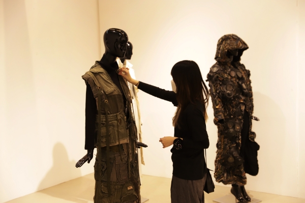 장안대 학생이 제작한 평화메시지 의상