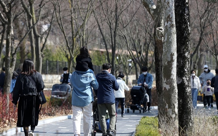 완연한 봄 날씨를 보인 지난 27일 오후 경기 과천시 서울대공원을 찾은 시민들이 나들이를 즐기고 있다.