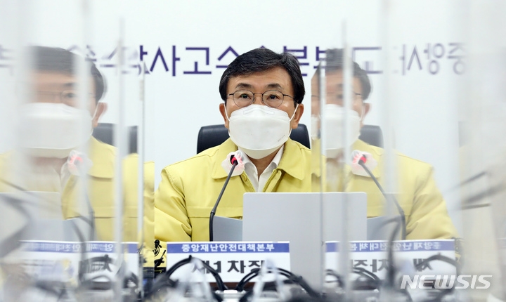 권덕철 중앙재난안전대책본부 1차장(보건복지부 장관)이 28일 오전 정부세종청사에서 열린 코로나19 대응 중대본 회의에서 모두발언을 하고 있다.