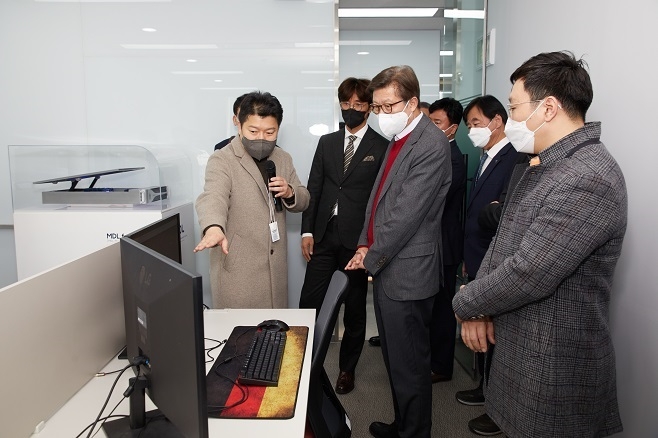 24일 비스페이스 개소식에 참여중인 조영준 미디움 부사장(왼쪽 첫번째) 김판종 미디움의장(가운데) 박형준 부산시장(왼쪽 세번째)